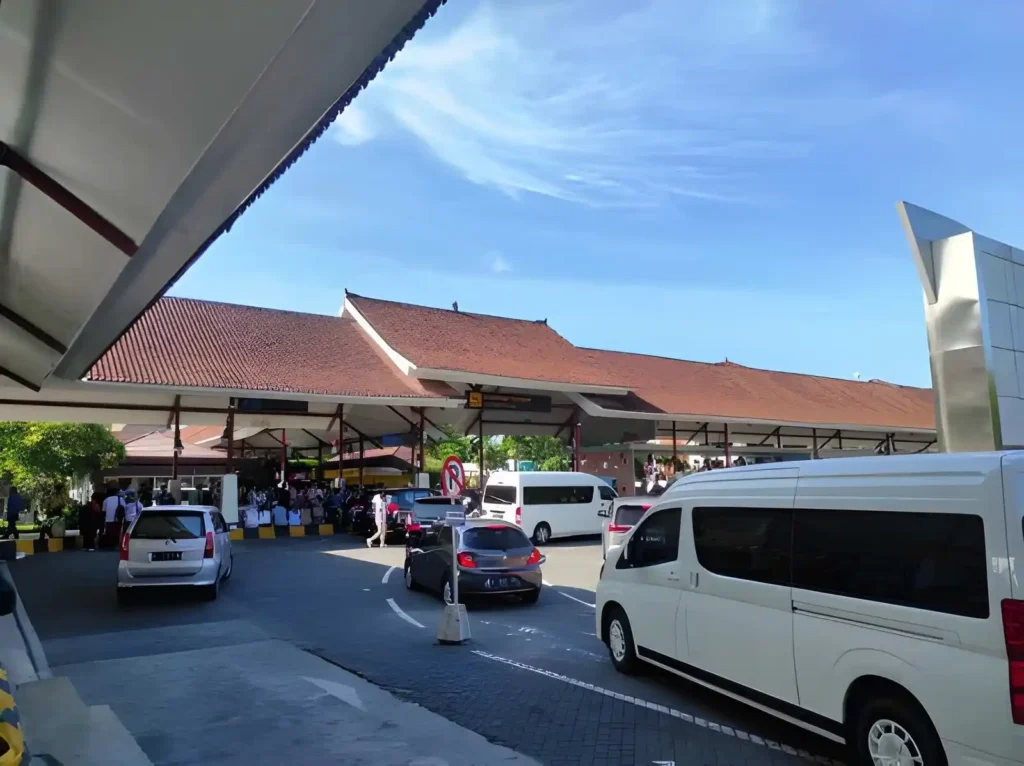 Hiace Airport Transfer Bali Up to 14 Passengers with Airport Pickup