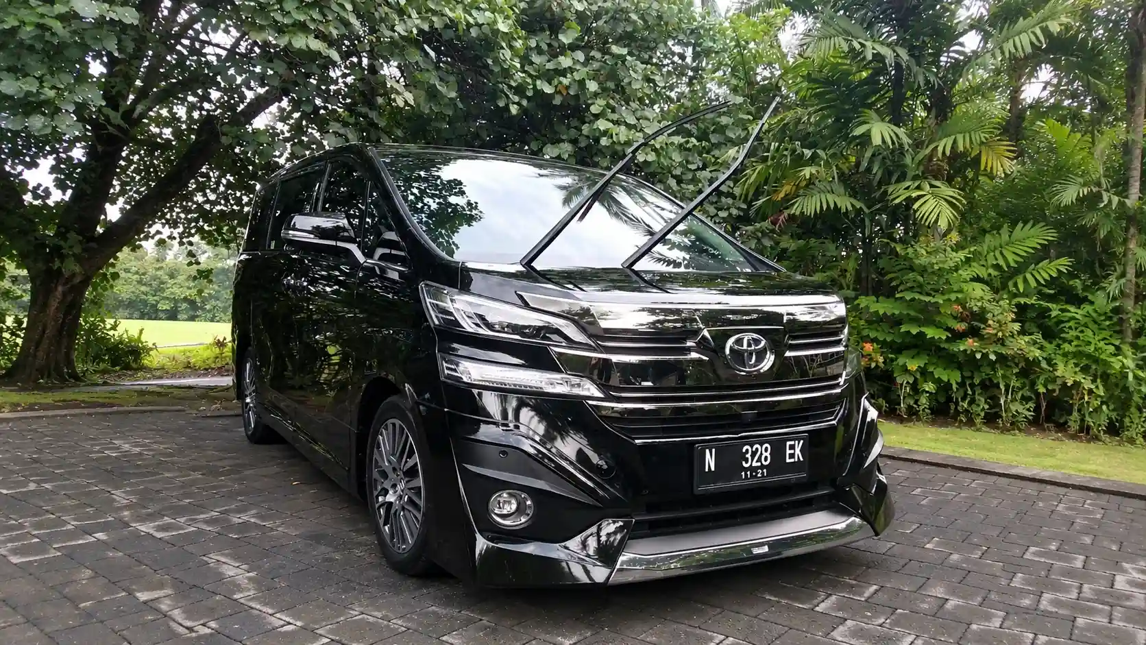 Premium Toyota Alphard For Hire by Gede Bali Transport
